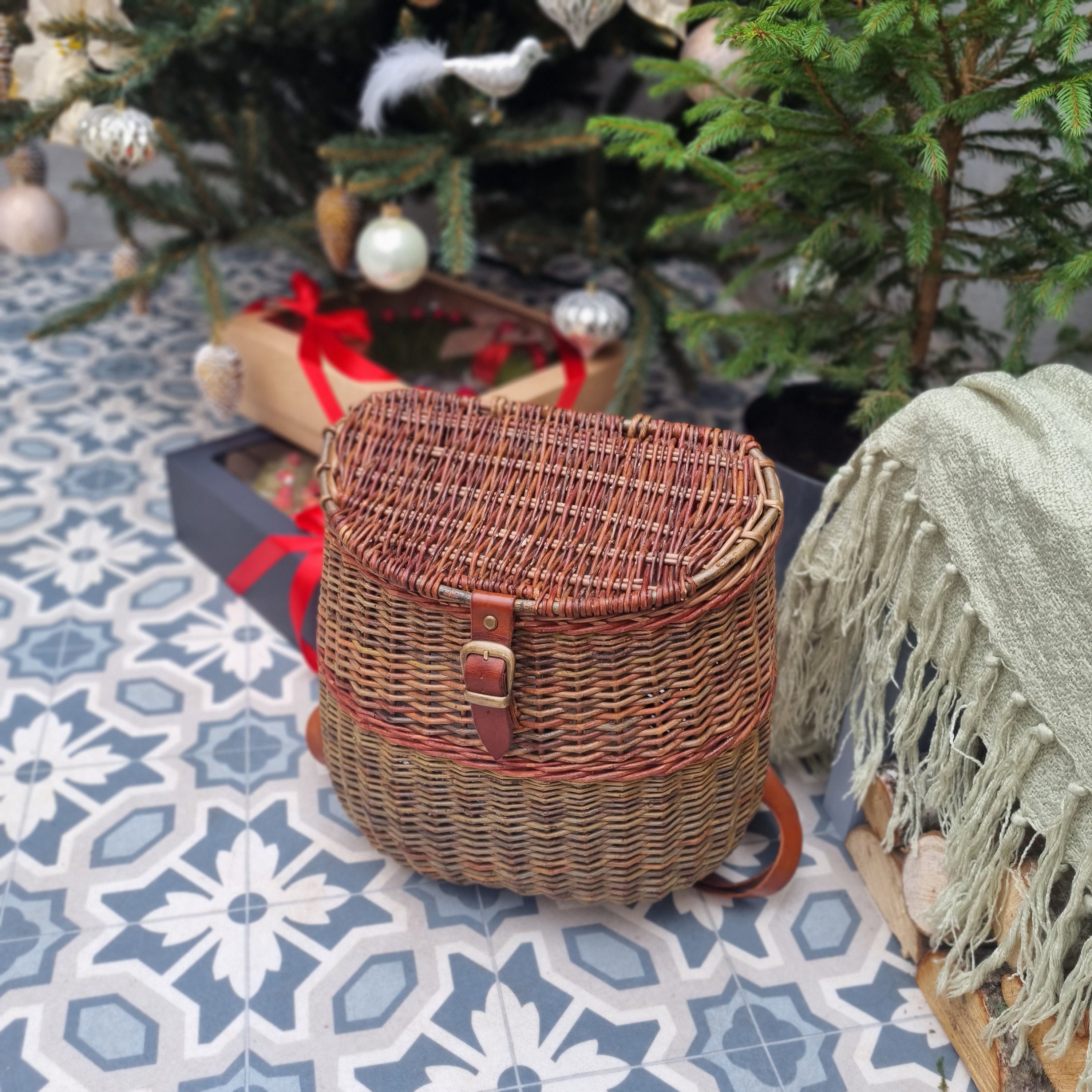 Modern Hand Woven Basket Backpack With Durable Leather  display picture 3
