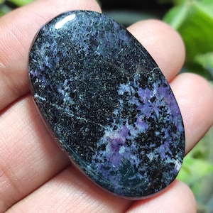 Cabochon di Charoite naturale, pietra sciolta di Charoite viola, pietra preziosa a forma di pera, pietra pendente lucidata su entrambi i lati, pietra preziosa di Charoite per gioielli