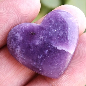 Incrível Lepidolita Roxa Cabochão Pedra Preciosa Solta, Pedra Preciosa Lepidolita em Formato de Coração, Pedra Coração de Lepidolita, Lepidolita para Joias