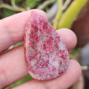 Cabochon di tulite naturale, pietra preziosa di tulite rosa, cristallo di tulite, pietra di tulite sciolta, tulite a forma di pera, gioielli di tulite, creazione di gioielli