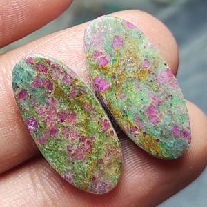 Paire de pierres précieuses rubis fuchsite : cabochon vert, commerce de gros