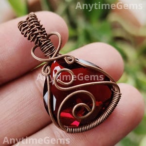 Colgante de cristal granate envuelto en alambre de cobre hecho a mano