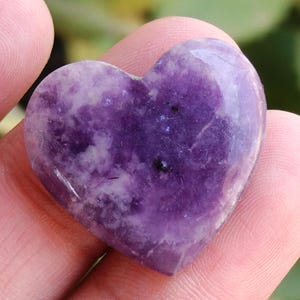 Incrível Lepidolita Roxa Cabochão Pedra Preciosa Solta, Pedra Preciosa Lepidolita em Formato de Coração, Pedra Coração de Lepidolita, Lepidolita para Joias