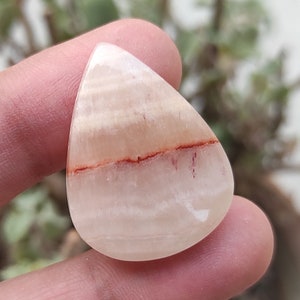 Cabochon di calcite a bande rosa, pietra preziosa di calcite, onice a bande rosa, cabochon di onice rosa, calcite a bande, cristallo di calcite, cabochon di calcite a pera