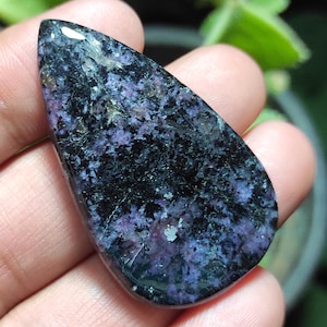 Cabochon di Charoite naturale, pietra sciolta di Charoite viola, pietra preziosa a forma di pera, pietra pendente lucidata su entrambi i lati, pietra preziosa di Charoite per gioielli