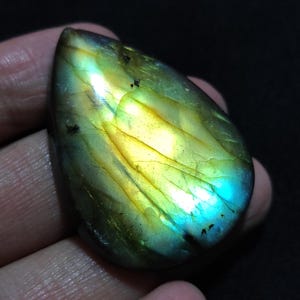 Bellissimo cabochon di labradorite di fuoco, labradorite a forma di pera, labradorite blu, cristallo curativo, pietra preziosa di labradorite, pietra magica