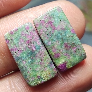 Pares de gemas de rubí y fucsita: piedras sueltas en forma de cabujón.