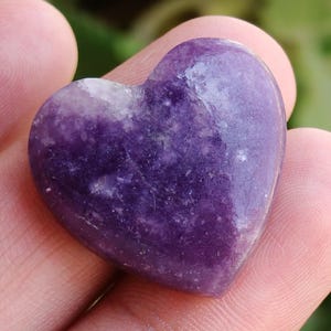 Incrível Lepidolita Roxa Cabochão Pedra Preciosa Solta, Pedra Preciosa Lepidolita em Formato de Coração, Pedra Coração de Lepidolita, Lepidolita para Joias