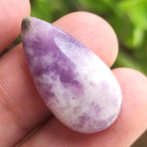 Cabochon di lepidolite viola naturale, pietra preziosa sfusa, pietra preziosa di lepidolite, pietra preziosa di lepidolite a forma di pera, lepidolite per la creazione di gioielli