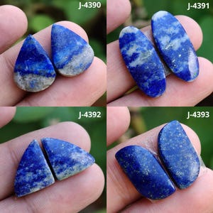 Könnte beinhalten: Vier Paare Lapislazuli-Cabochons, jedes Paar in einer anderen Form: Tropfen, Oval, Dreieck und Halbrund. Die Steine sind tiefblau mit weißen und goldenen Flecken.