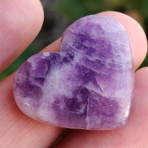 Incrível Lepidolita Roxa Cabochão Pedra Preciosa Solta, Pedra Preciosa Lepidolita em Formato de Coração, Pedra Coração de Lepidolita, Lepidolita para Joias