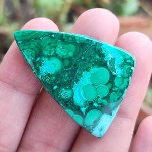 Cabochão de malaquita de formato extravagante, pedra preciosa de malaquita verde, malaquita para joias, pedras preciosas de malaquita, malaquita de textura, pingente de fabricação de malaquita