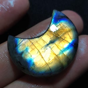 Pietra preziosa di labradorite naturale, luna crescente, pietra di luna di labradorite multifuoco, cabochon di labradorite, luna crescente per la creazione di gioielli