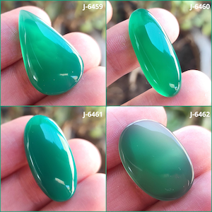 Pietra preziosa sciolta cabochon in onice verde naturale, pietra preziosa in onice verde, pietra preziosa in onice verde di forma mista, cabochon in onice verde, onice verde liscio
