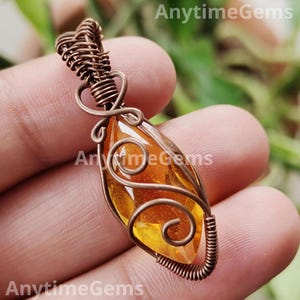 Colgante de cristal citrino envuelto en alambre de cobre hecho a mano