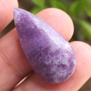 Cabochon di lepidolite viola naturale, pietra preziosa sfusa, pietra preziosa di lepidolite, pietra preziosa di lepidolite a forma di pera, lepidolite per la creazione di gioielli