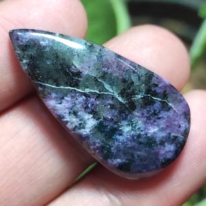 Cabochon di Charoite naturale, pietra sciolta di Charoite viola, pietra preziosa a forma di pera, pietra pendente lucidata su entrambi i lati, pietra preziosa di Charoite per gioielli