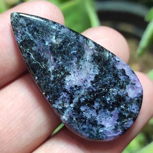 Cabochon di Charoite naturale, pietra sciolta di Charoite viola, pietra preziosa a forma di pera, pietra pendente lucidata su entrambi i lati, pietra preziosa di Charoite per gioielli