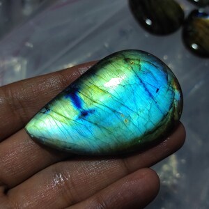 Cabochão de labradorita azul natural chamativo, melhor pedra preciosa de labradorita azul, labradorita extravagante, cristal de labradorita, pedra pendente de labradorita