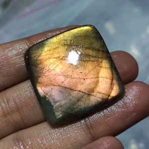 Cabochão de labradorita multifogo, labradorita em formato de almofada, labradorita chamativa, cristal de cura, pedra preciosa de labradorita, pedra para fazer joias