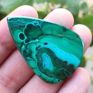 Birnenform Malachit Cabochon, grüner Malachit Edelstein, Malachit für Schmuck, Malachit Edelsteine, Textur Malachit, Malachit Herstellung Anhänger
