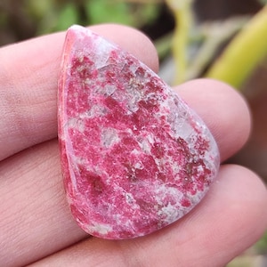 Cabochon di tulite naturale, pietra preziosa di tulite rosa, cristallo di tulite, pietra di tulite sciolta, tulite a forma di pera, gioielli di tulite, creazione di gioielli