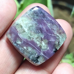 Cabochon di Charoite naturale, pietra sciolta di Charoite viola, pietra preziosa a cuscino, pietra pendente lucidata su entrambi i lati, pietra preziosa di Charoite per gioielli
