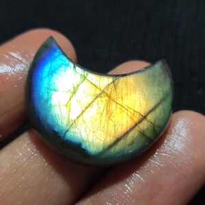 Pietra preziosa di labradorite naturale, luna crescente, pietra di luna di labradorite multifuoco, cabochon di labradorite, luna crescente per la creazione di gioielli