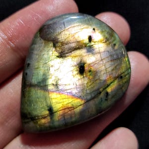 Cabochon di labradorite naturale, pietra preziosa di labradorite a forma di pera, labradorite multicolore, cristallo di labradorite avvolto con filo per la creazione di gioielli