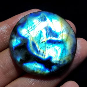 Cabochon di labradorite naturale, pietra preziosa di labradorite di forma rotonda, cristallo di labradorite multi-appariscente avvolto in filo per la creazione di gioielli.