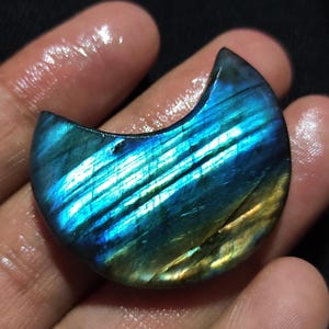 Pietra preziosa naturale di labradorite, luna crescente, pietra di luna multifuoco di labradorite, cabochon di labradorite, luna crescente per la creazione di gioielli