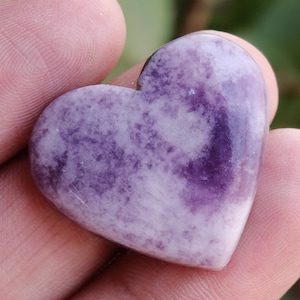 Erstaunlicher lila Lepidolith Cabochon loser Edelstein, Herzform Lepidolith Edelstein, Lepidolith Herzstein, Lepidolith für Schmuck