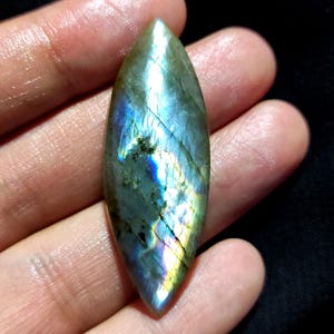 Labradorite autentica, forma cabochon marquise, pietra preziosa di labradorite, labradorite multi-sgargiante, cristallo di labradorite avvolto con filo per la creazione di gioielli.