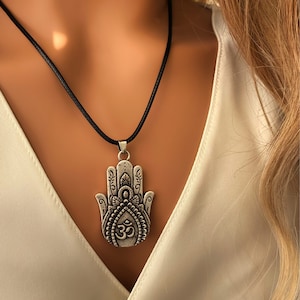 Buddha Necklace Hand Abhaya Mudra Necklace Tibetan Buddhist Pendant Necklace with Buddha Hand Buddha Charm Buddhist Jewelry for Meditation