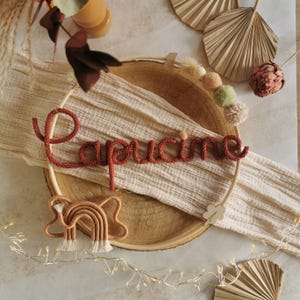 Nombre tejido con animal de macramé - Arte de pared personalizado hecho a mano - Nombre tejido - Decoración bohemia para habitación de bebé