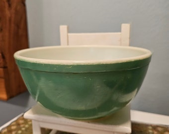 Pyrex Mid Century 2.5 Quart Ivy Colored Mixing Bowl