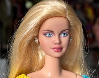 Realistische modepop op schaal 1:6 met articulatie• "Remastered, Not Manufactured"