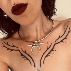 Ras de cou lune noire | Collier lune tendance | Collier punk | Ras de cou gothique | Bijoux de sorcière | Ras de cou lune en argent | Ras de cou épais | Bijoux uniques