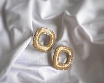 Stylish earrings in a soft caramel color, made of polymer clay with epoxy resin elements. Stainless steel, hypoallergenic.
