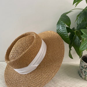 Elegante sombrero canotier de paja natural imagen 5