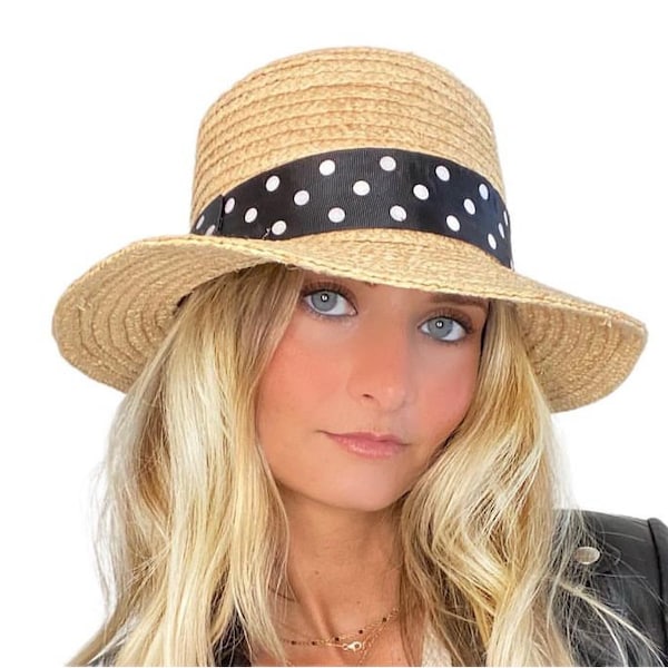 Chapeaux forme canotier  chic en raphia