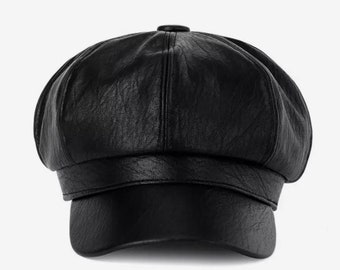 Magnífica gorra ajustable de piel sintética con forro negro