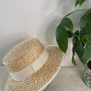 Elegante sombrero canotier de paja natural imagen 3