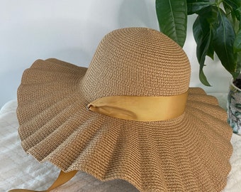 Chic hat in natural straw