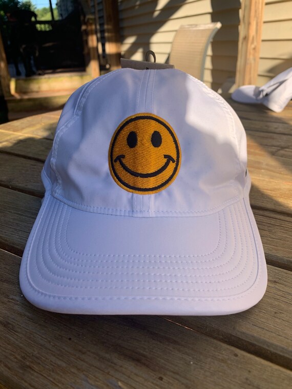 nike cap smiley