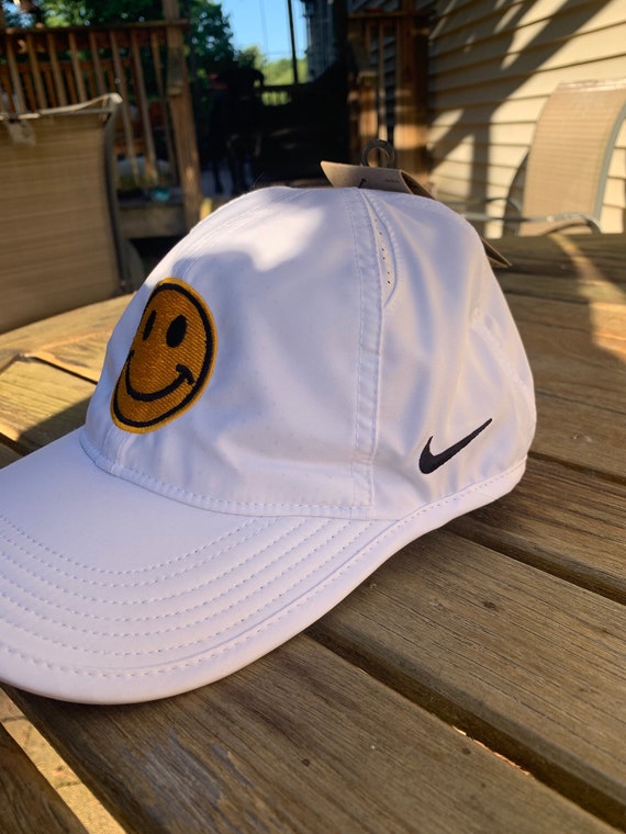 nike cap smiley