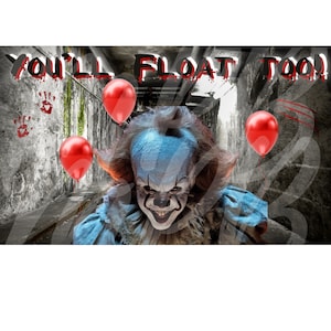 Könnte beinhalten: Ein gruseliger Clown mit einem unheimlichen Lächeln steht in einem dunklen, verlassenen Flur. Er hält rote Ballons in der Hand und der Text "You'll Float Too!" ist über ihm geschrieben.