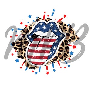 Puede incluir: Una lengua de bandera estadounidense roja, blanca y azul que sale de una boca con un fondo de estampado de leopardo. La lengua tiene la forma de una lengua de rock and roll. Hay estrellas rojas, blancas y azules alrededor de la lengua.