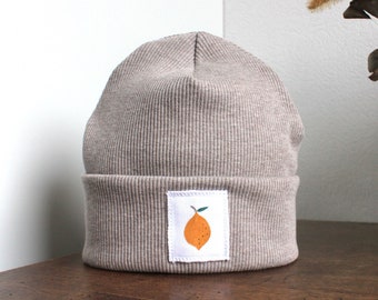 Handmade Beanie gerippt, beige meliert braun, handbemaltes Patch Name, Regenbogen, Löwe, Kaktus, personalisierbar, Mütze Mädchen Junge Baby,