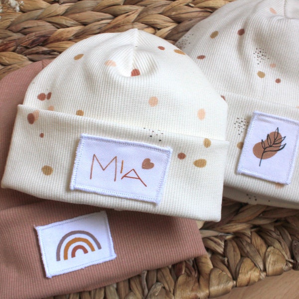 Handmade Beanie gerippt, handbemaltes Patch Regenbogen, Bär, Name, Patch, personalisierbar, Mütze Mädchen Junge Baby, Loop Schal Boho bunt